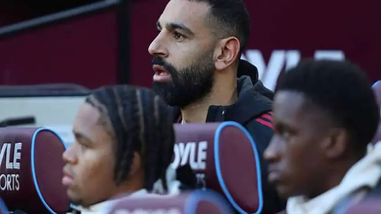 انقسام جماهير ليفربول حول استبعاد محمد صلاح من تشكيل مباراة وست هام